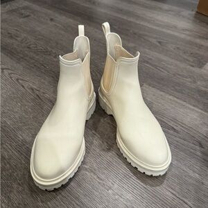 Like new rain/snow boots, very trendy